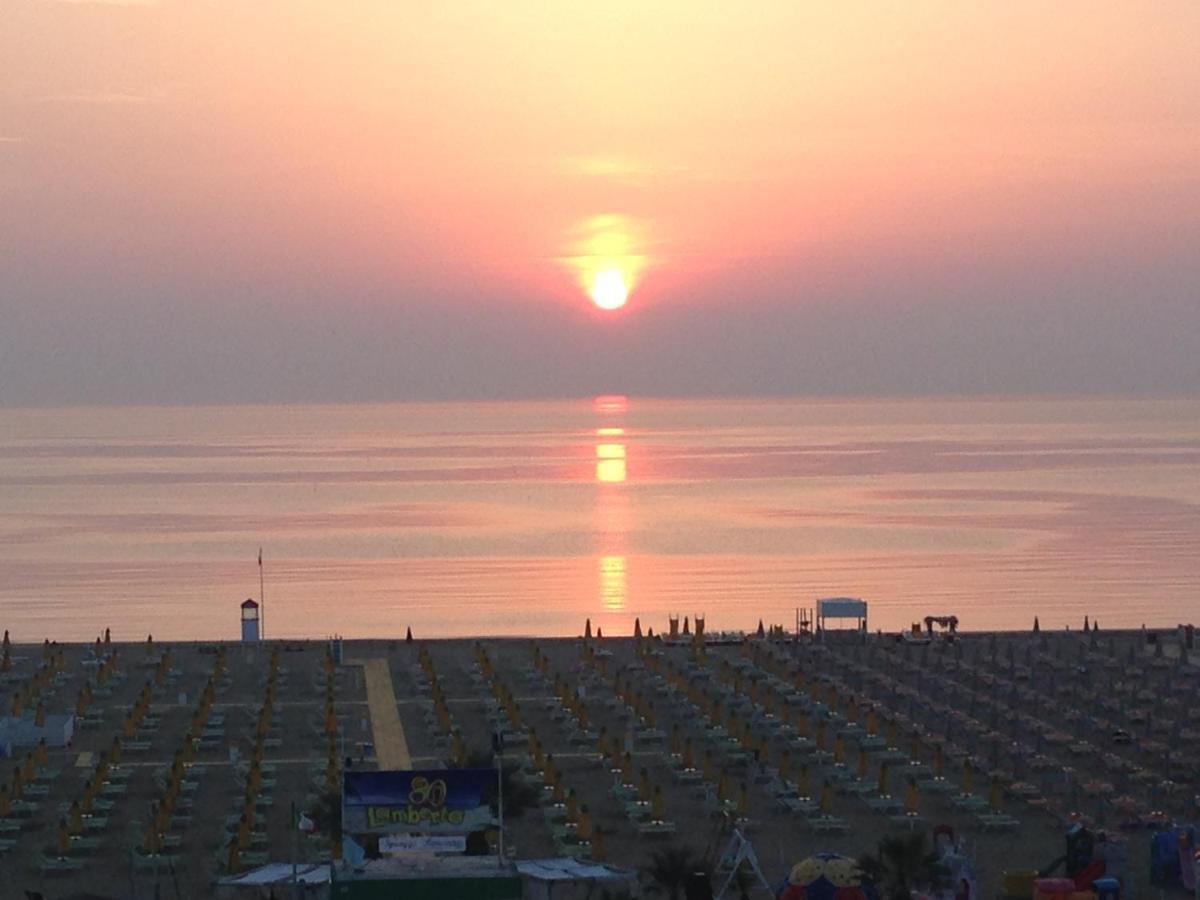 Appartamento Fronte Mare Rimini Bagian luar foto