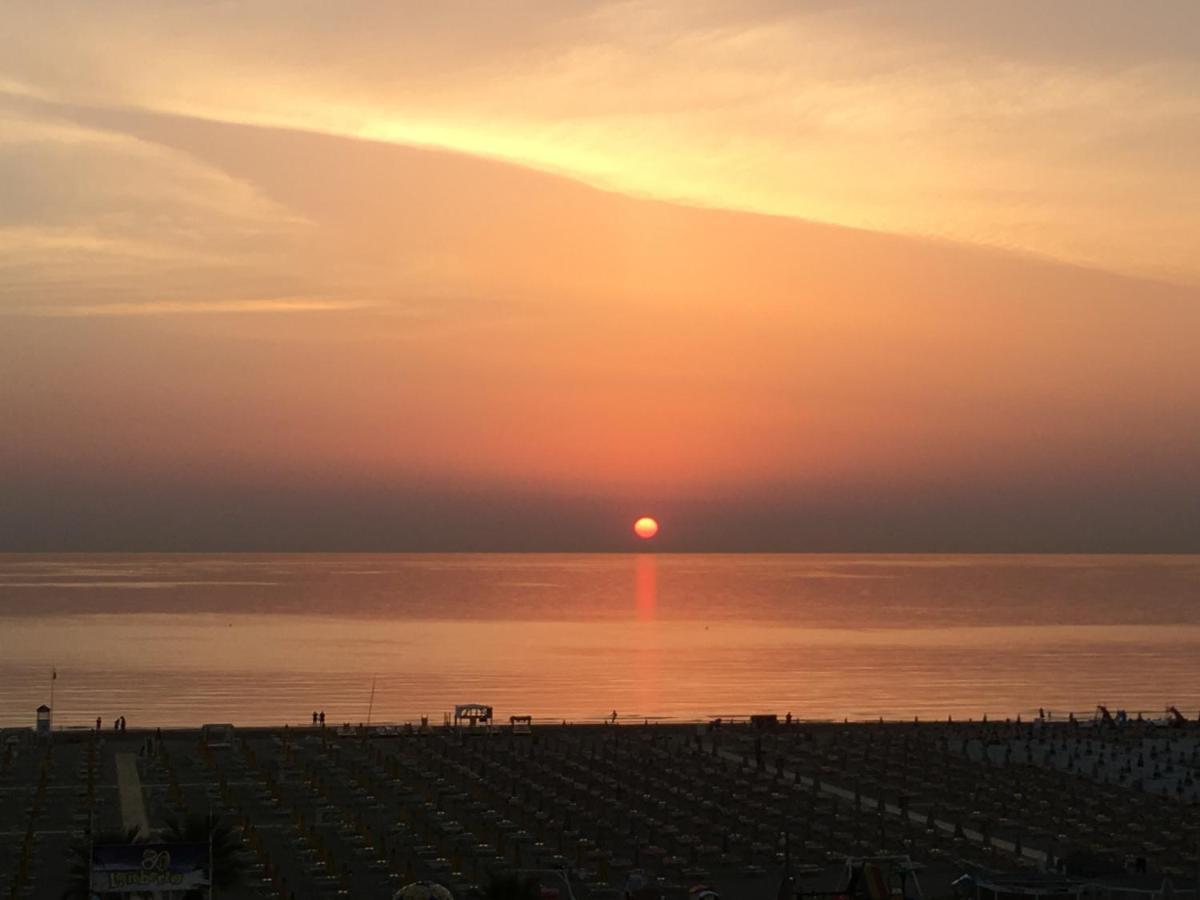 Appartamento Fronte Mare Rimini Bagian luar foto